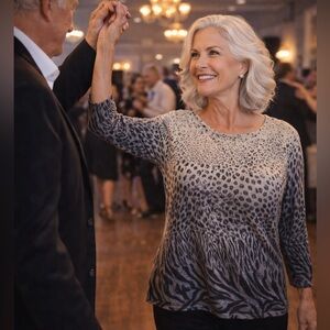 Alfred Dunner Animal Print Sparkle Top Size Small Rhinestone Embellished Stretch